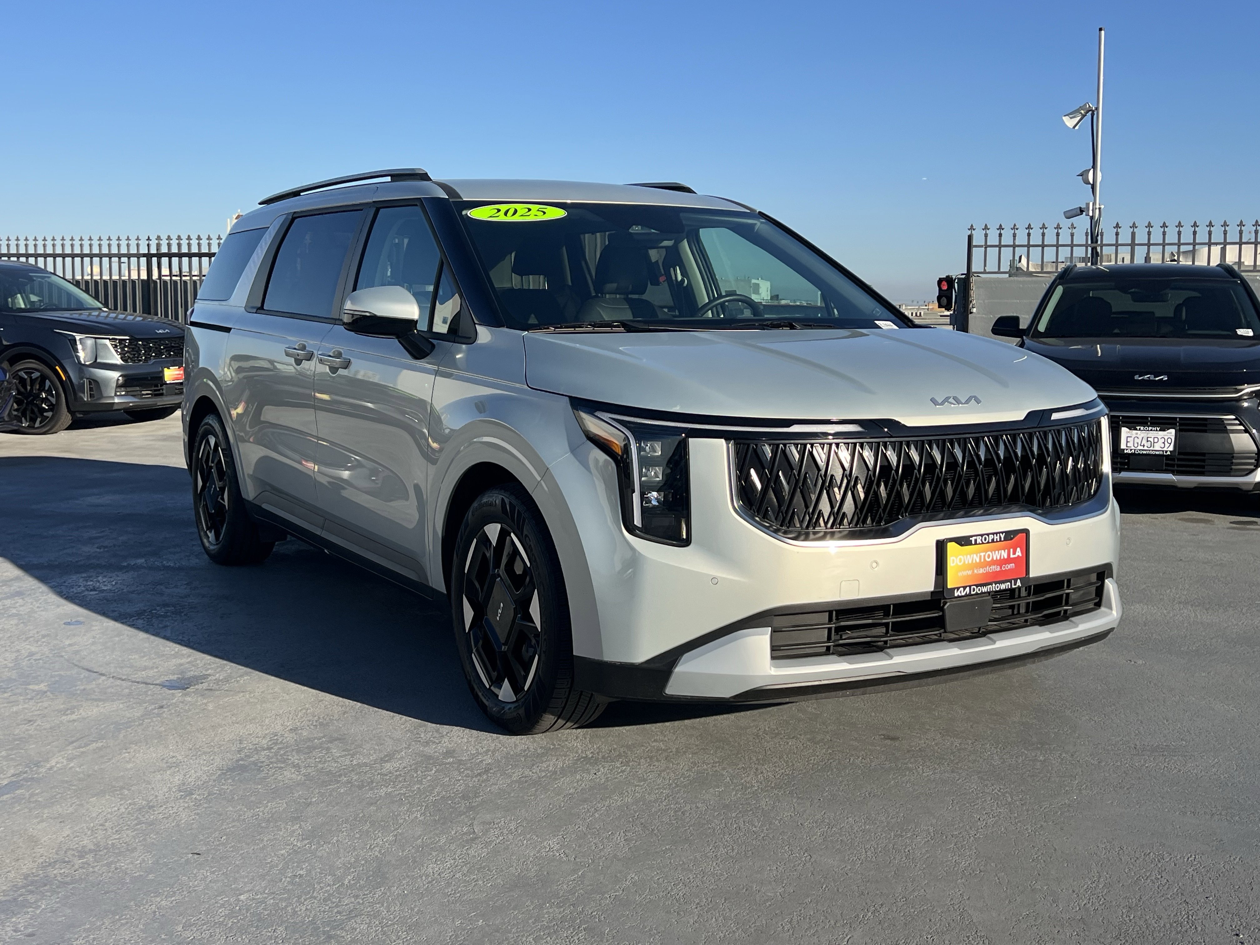 Certified 2025 Kia Carnival EX image 8