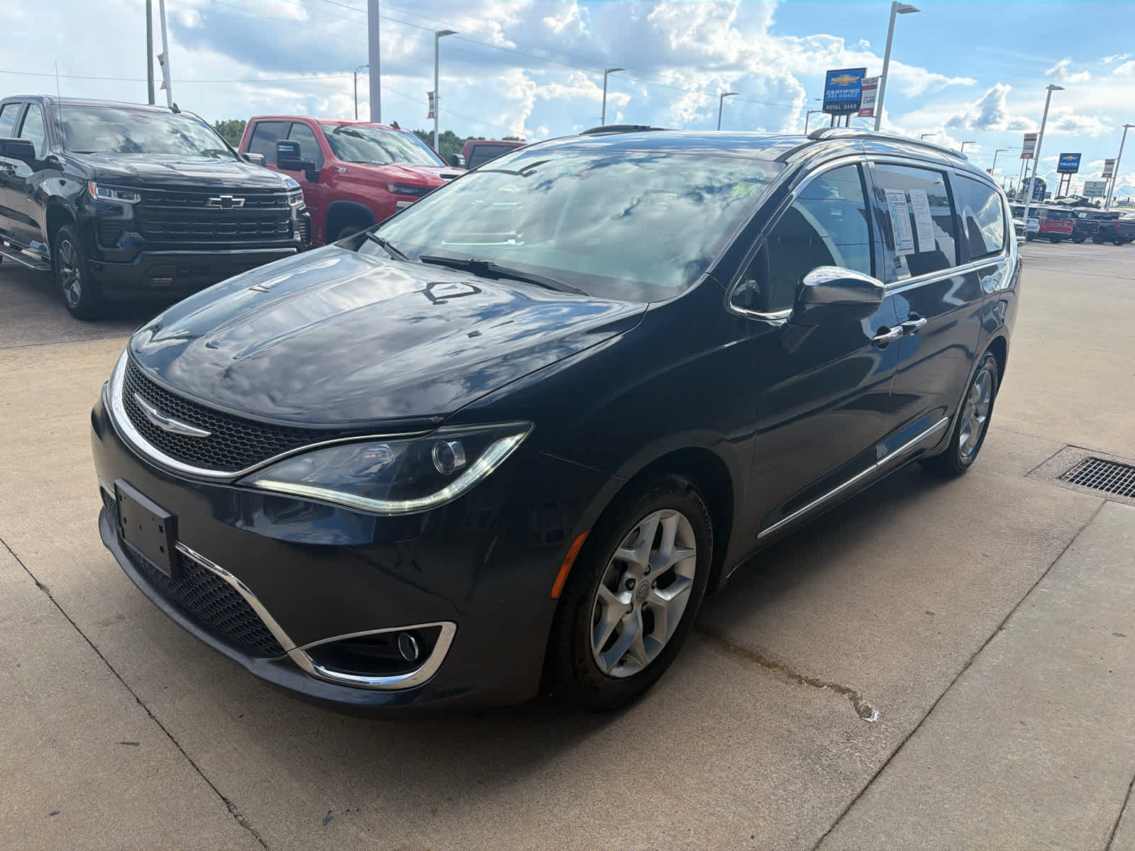 Used 2020 Chrysler Pacifica Limited FWD image 2
