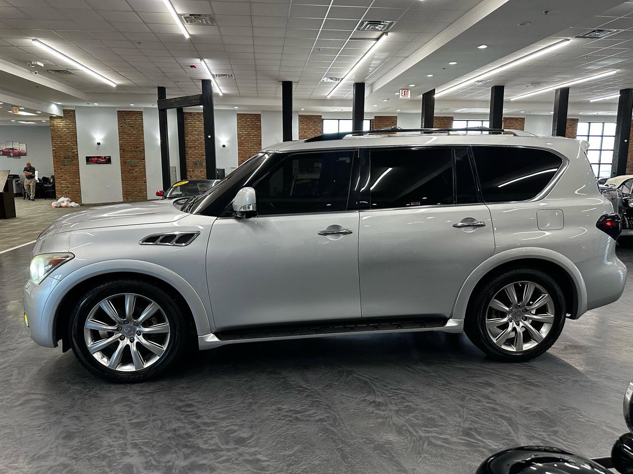 Used 2011 INFINITI QX56 4WD w/ Deluxe Touring Pkg image 8