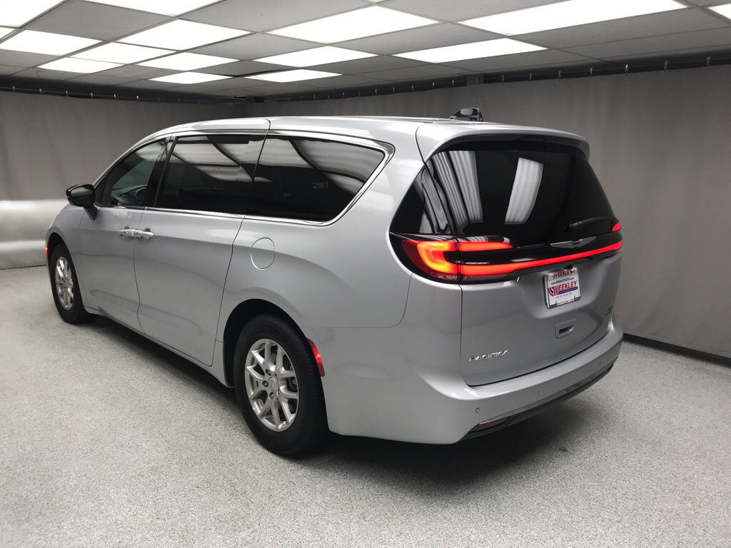Used 2026 Chrysler Pacifica Select FWD image 2