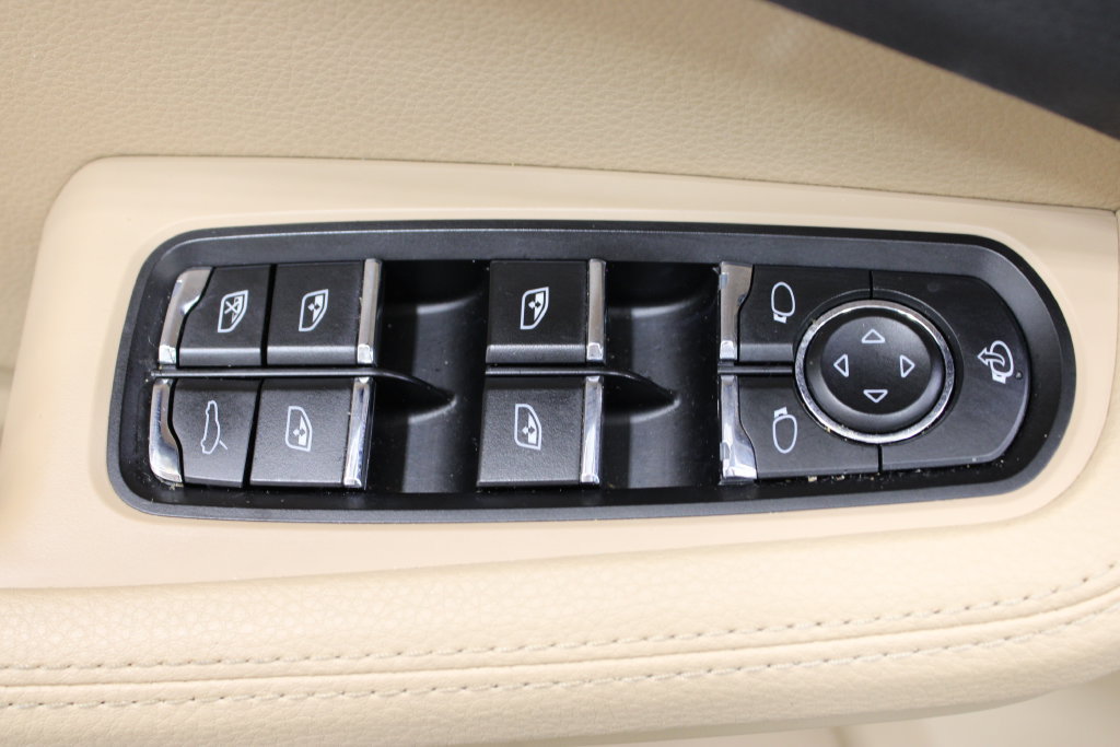 Used 2023 Porsche Macan AWD/4WD image 39