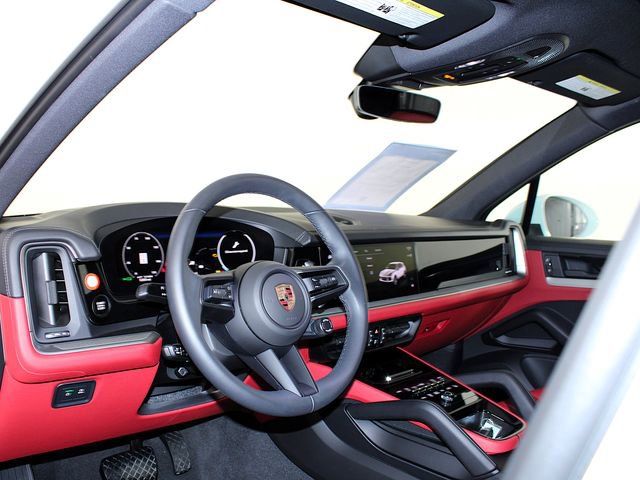 Certified 2025 Porsche Cayenne image 4