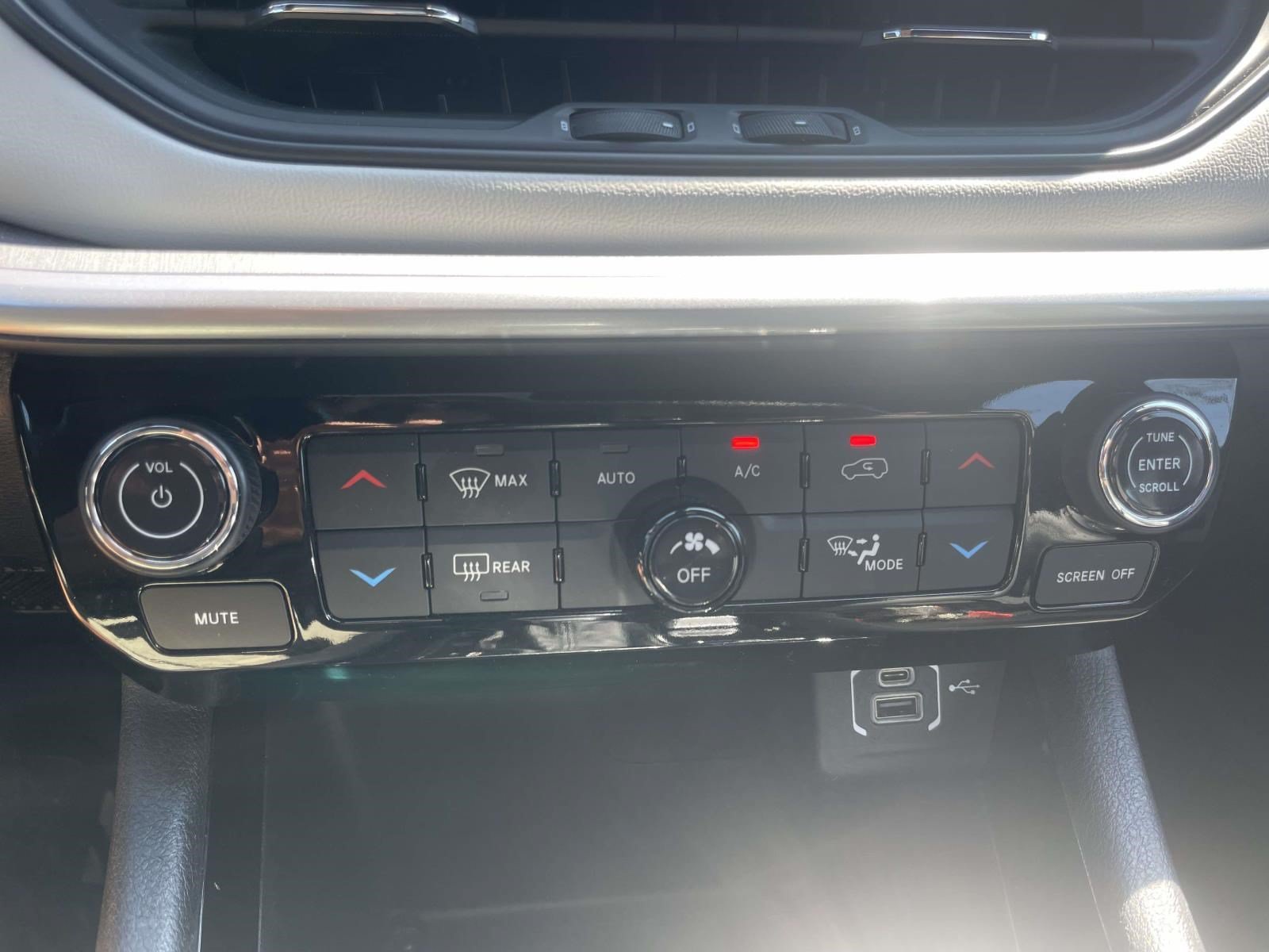 Used 2025 Jeep Compass Limited AWD/4WD image 28