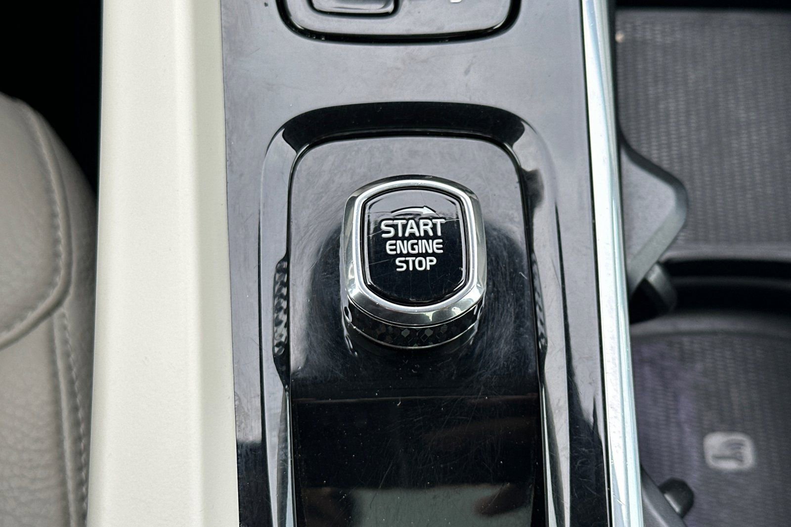 Used 2023 Volvo XC60 T8 Plus image 25