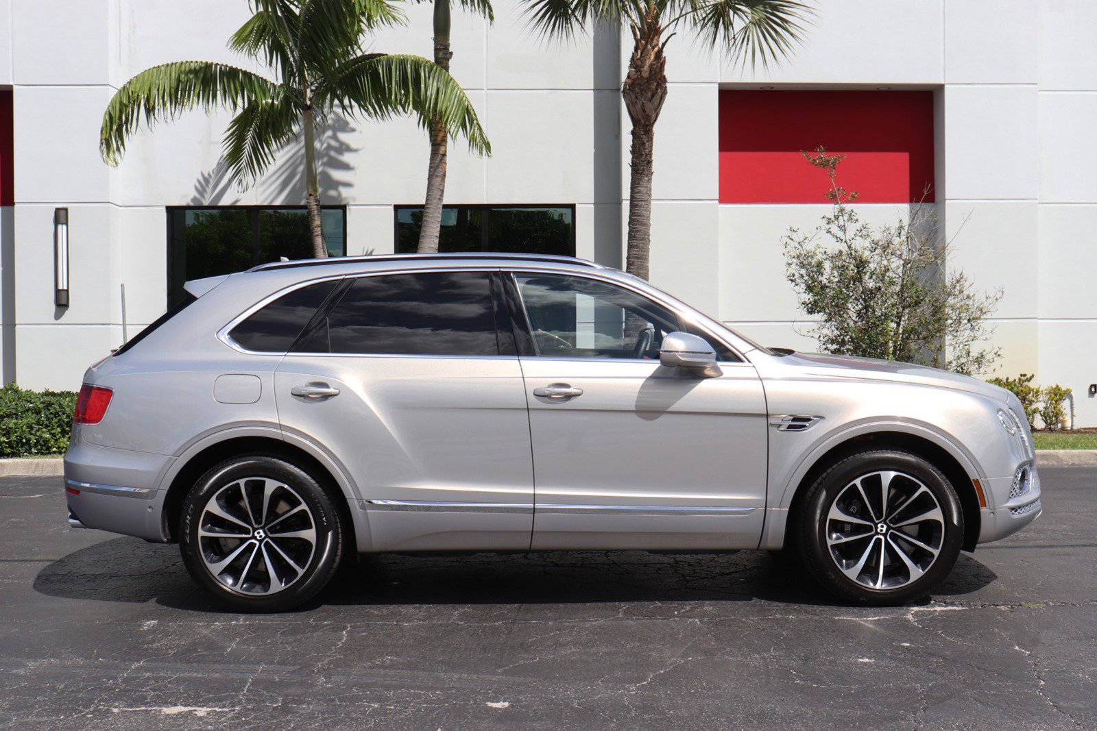 Used 2017 Bentley Bentayga image 9