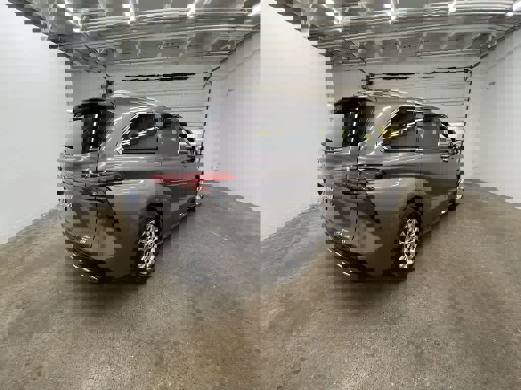 Used 2024 Toyota Sienna Platinum image 6