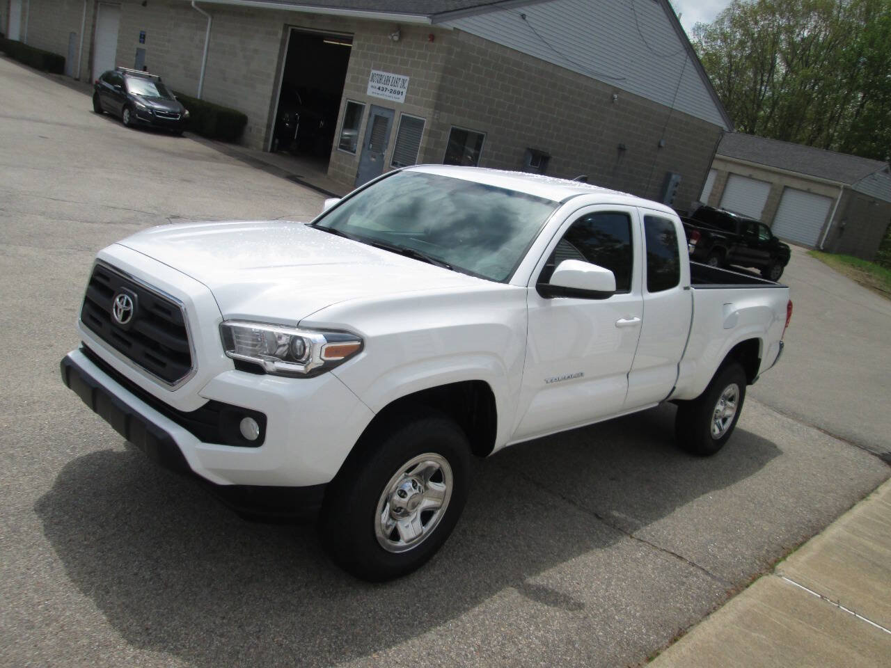 Used 2016 Toyota Tacoma SR5 AWD/4WD image 4
