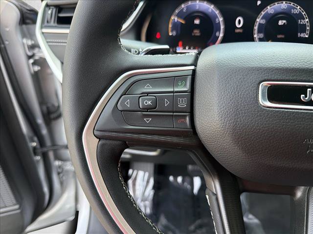 Used 2024 Jeep Grand Cherokee Laredo w/ Luxury Tech Group I AWD/4WD image 15