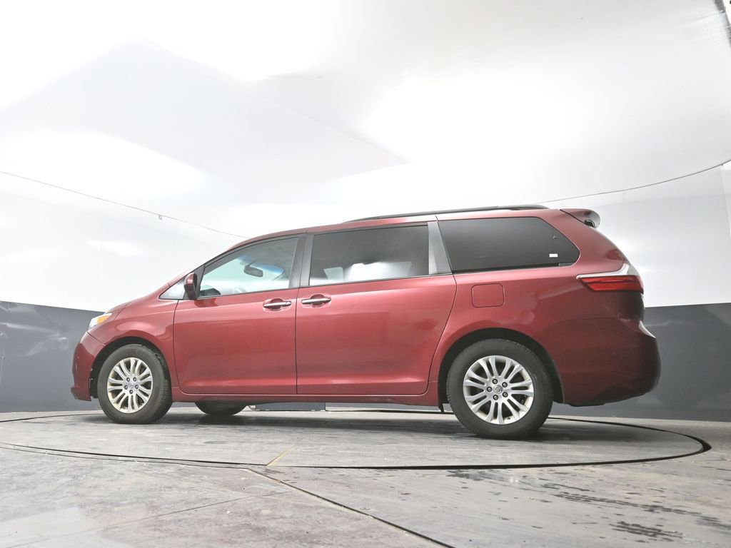 Used 2016 Toyota Sienna XLE image 27