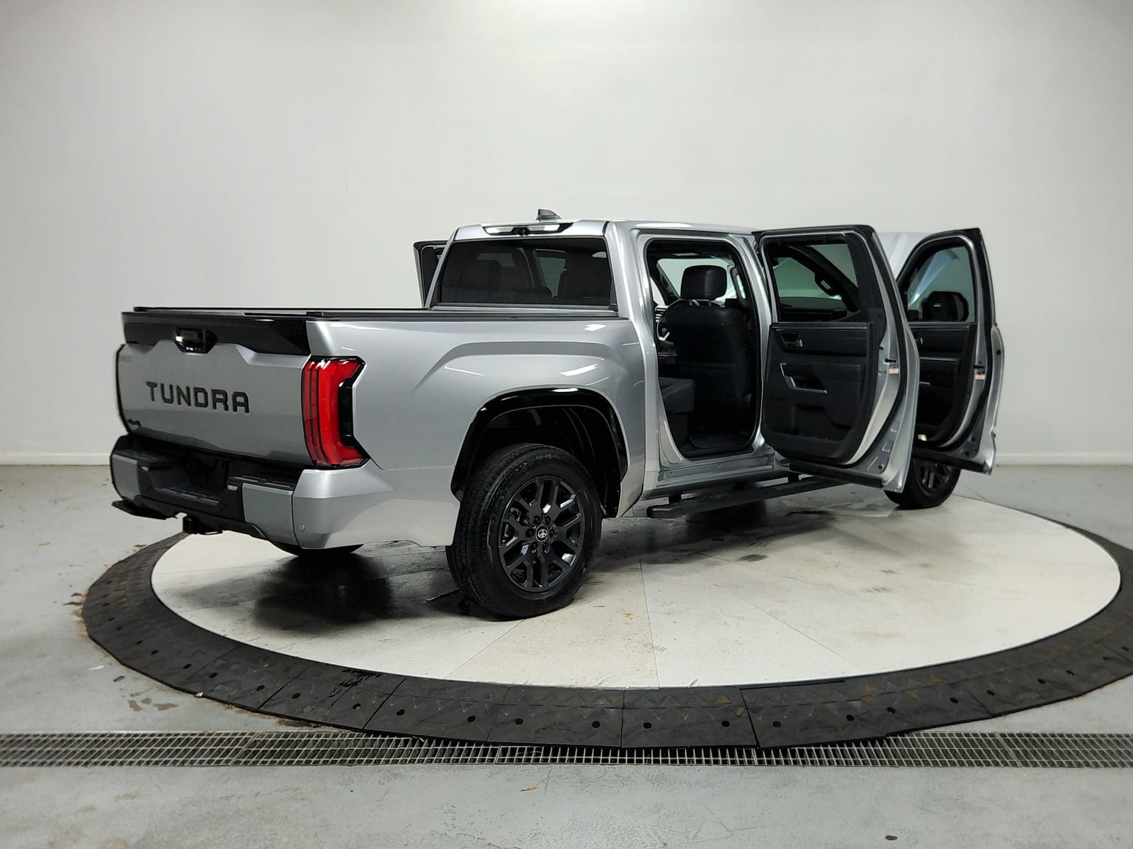 Used 2025 Toyota Tundra Platinum AWD/4WD image 16