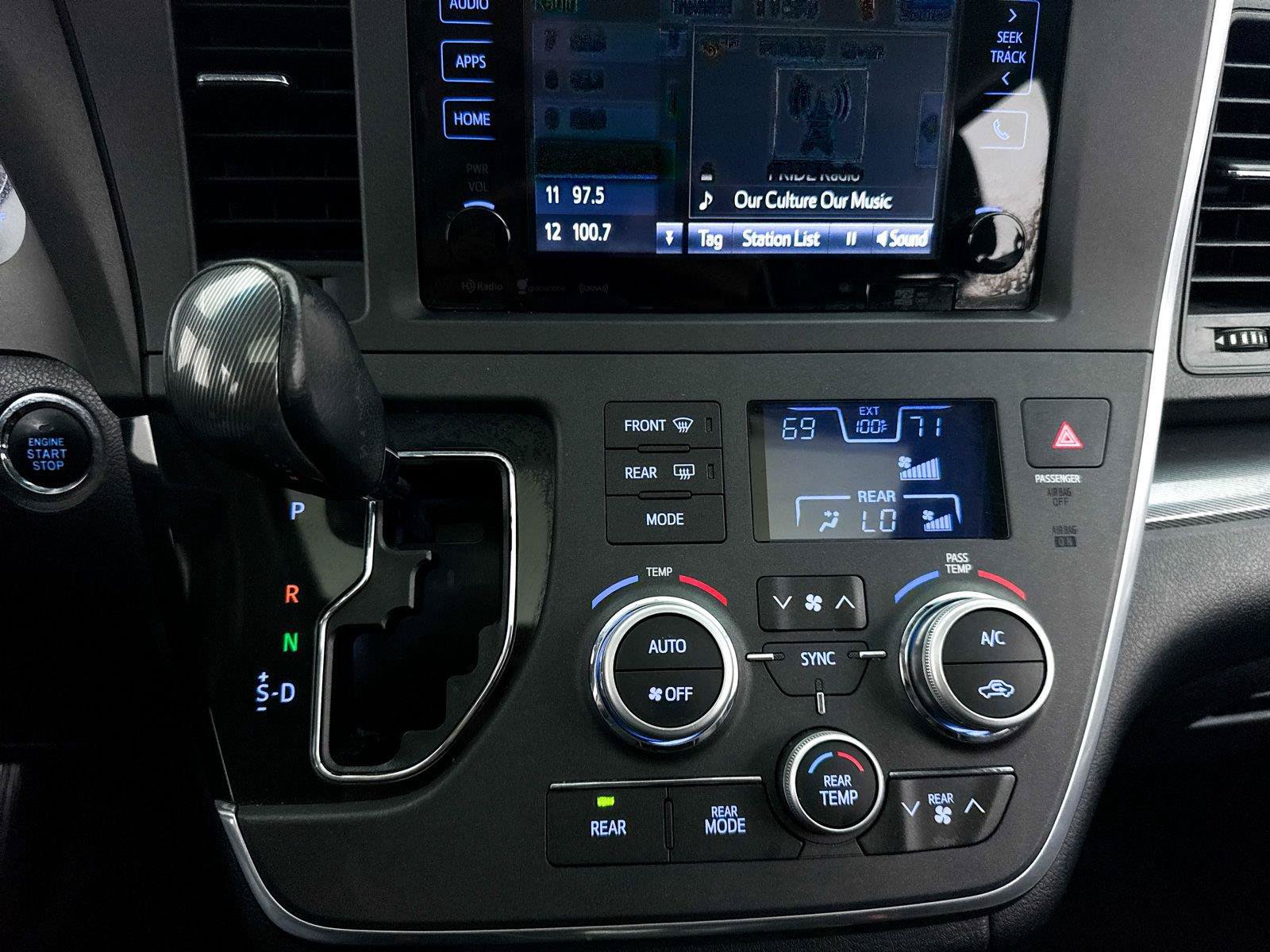 Used 2017 Toyota Sienna SE Premium FWD image 20