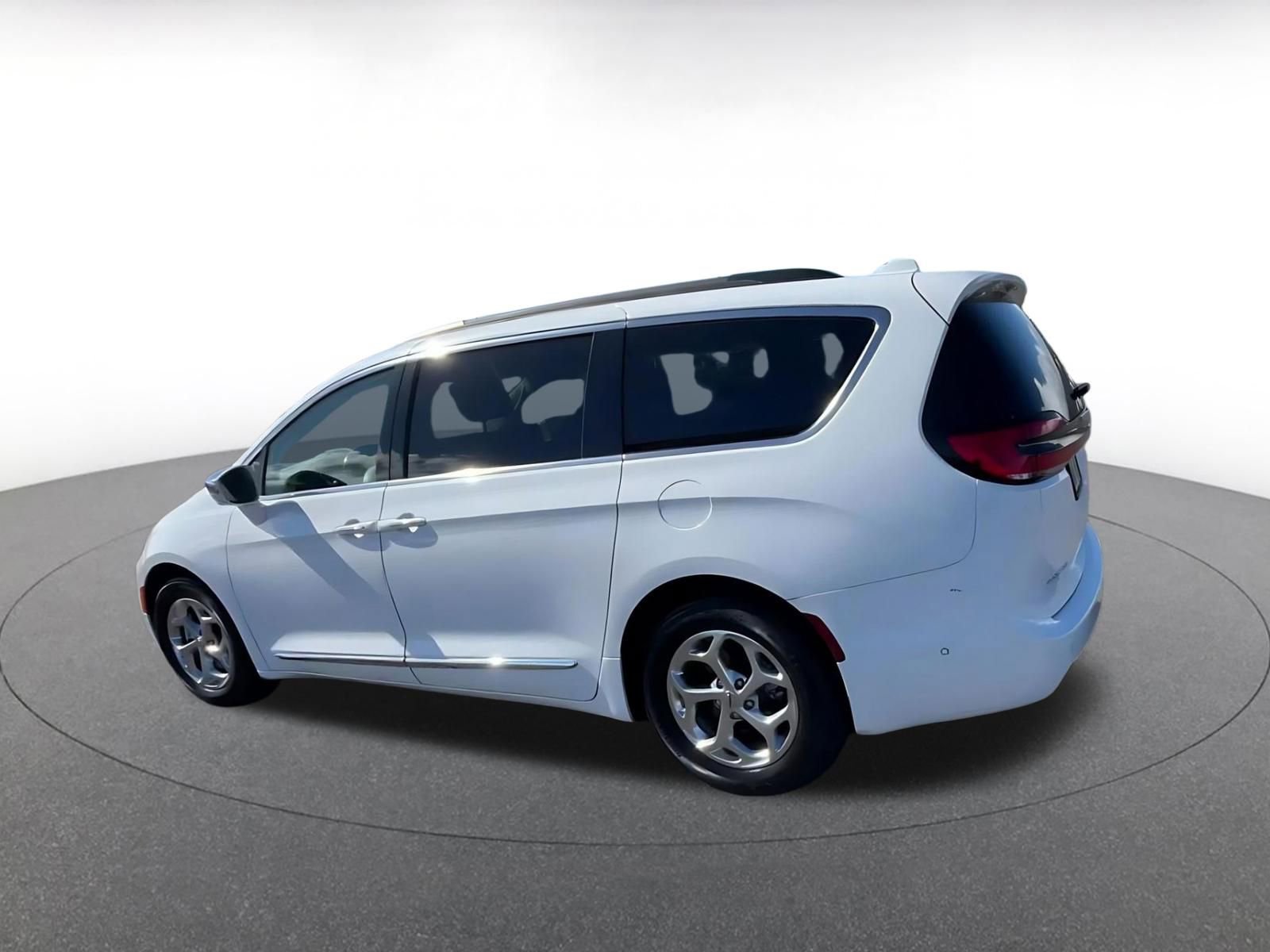 Used 2022 Chrysler Pacifica Limited FWD image 10