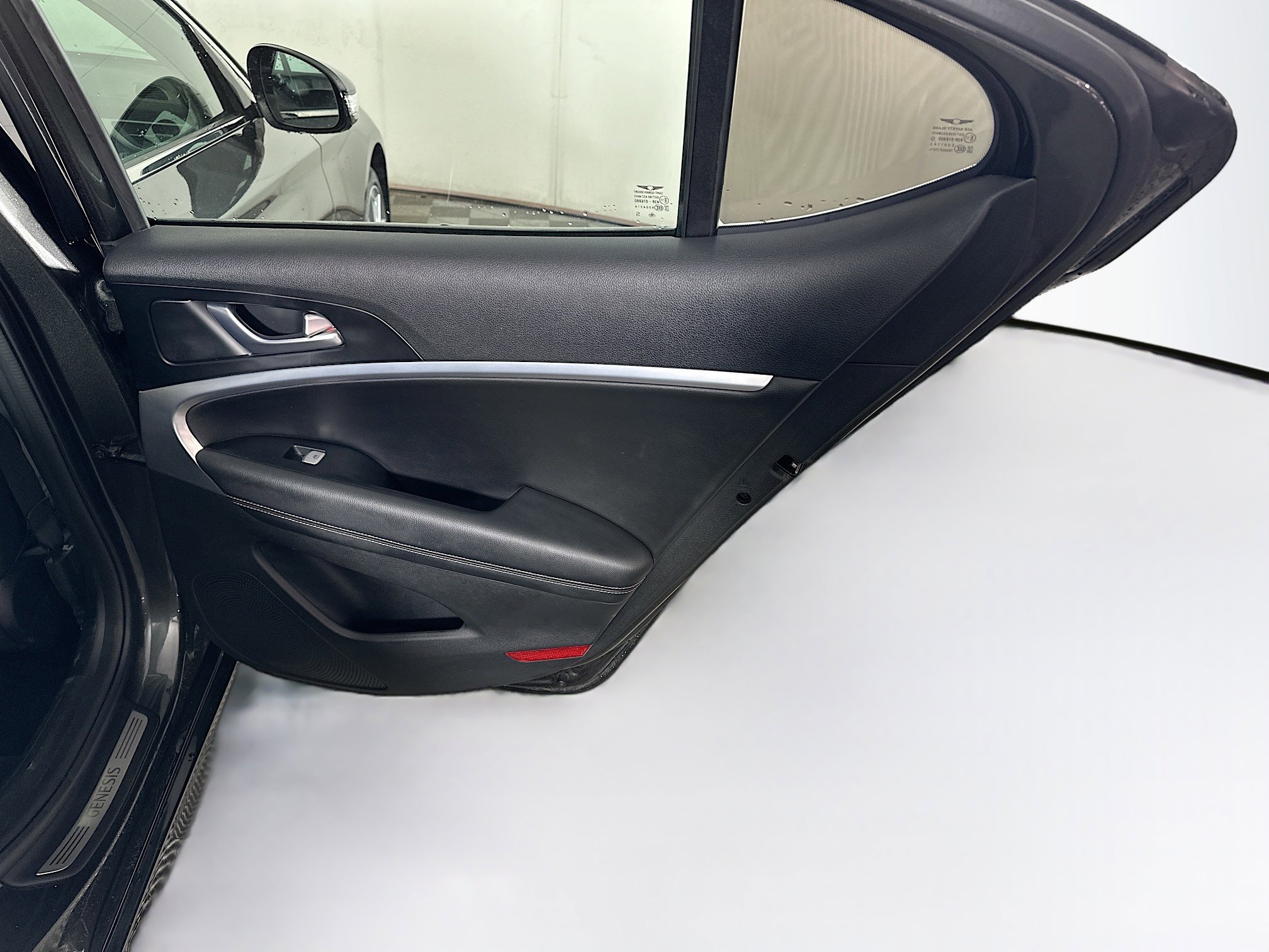 Used 2025 Genesis G70 2.5T image 30