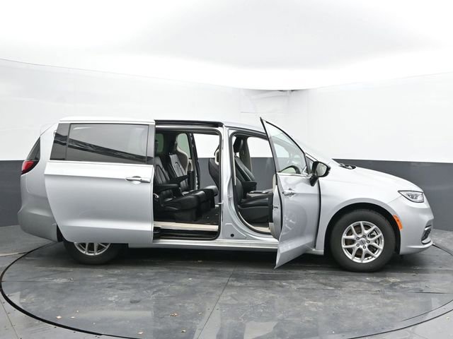 Used 2024 Chrysler Pacifica Touring-L image 59