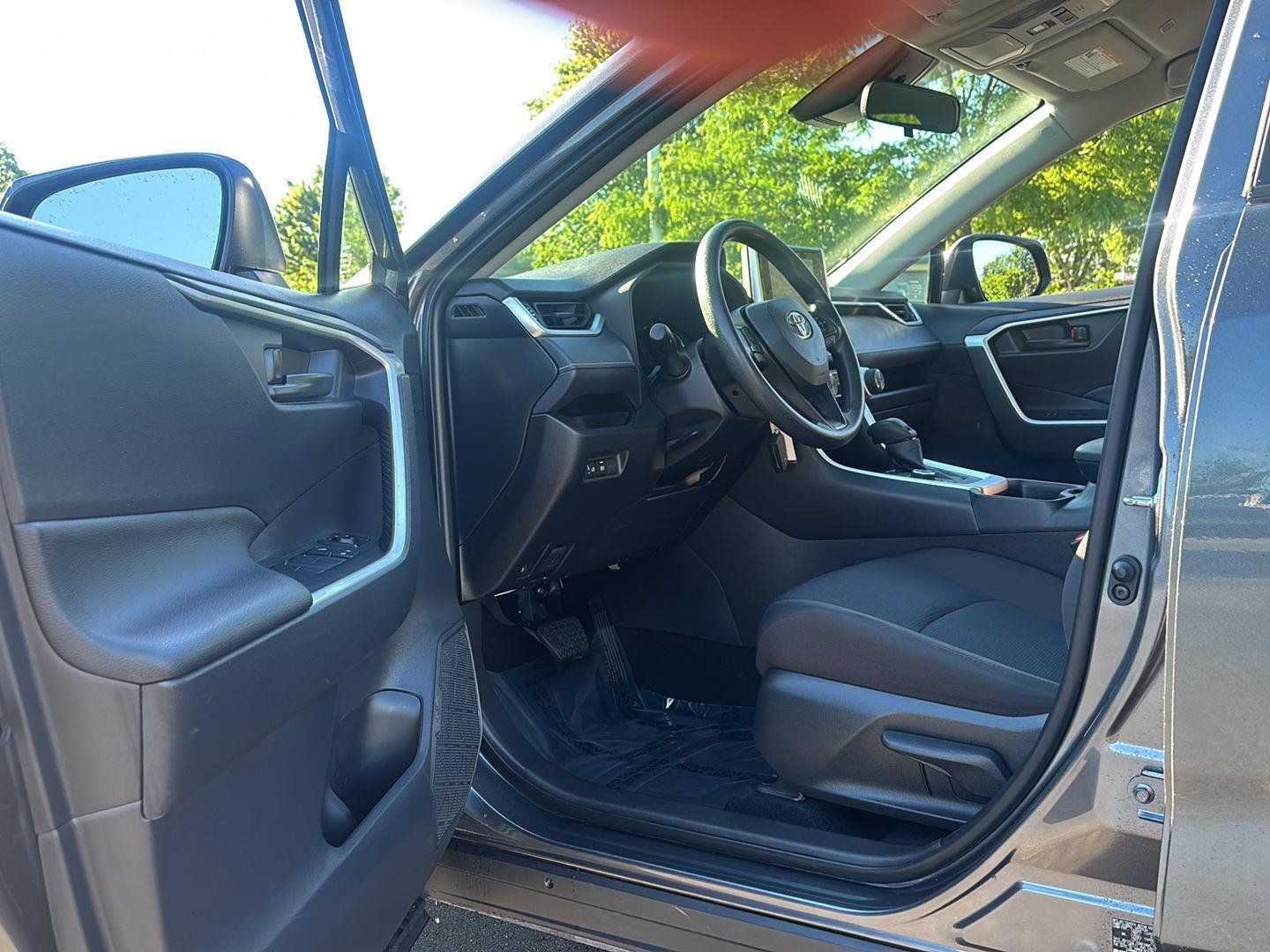 Used 2025 Toyota RAV4 LE AWD/4WD image 2