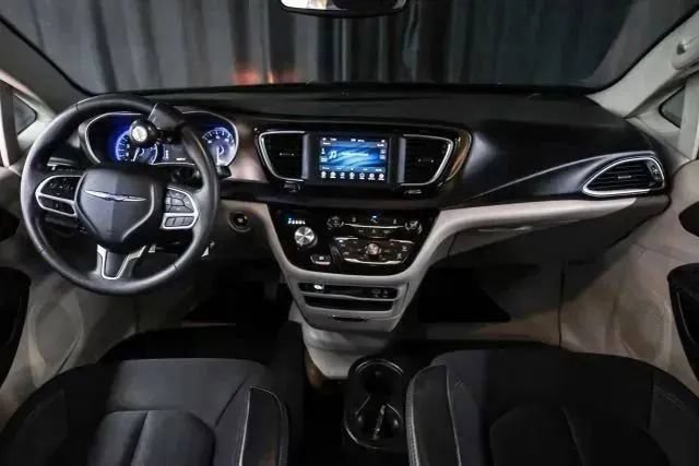 Used 2018 Chrysler Pacifica Touring Plus w/ Tire & Wheel Group FWD image 18