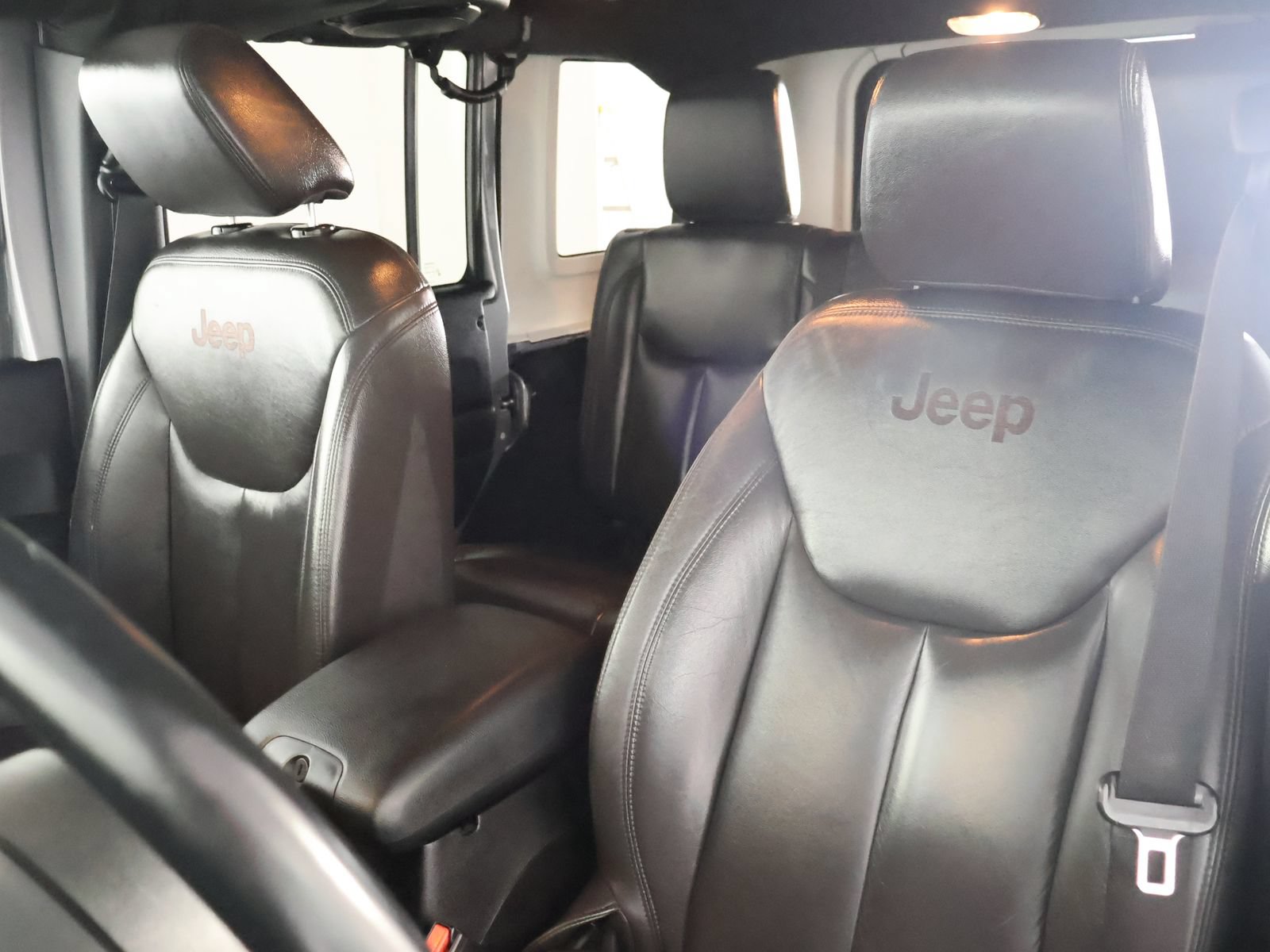 Used 2014 Jeep Wrangler Unlimited Sahara w/ Max Tow Package AWD/4WD image 26