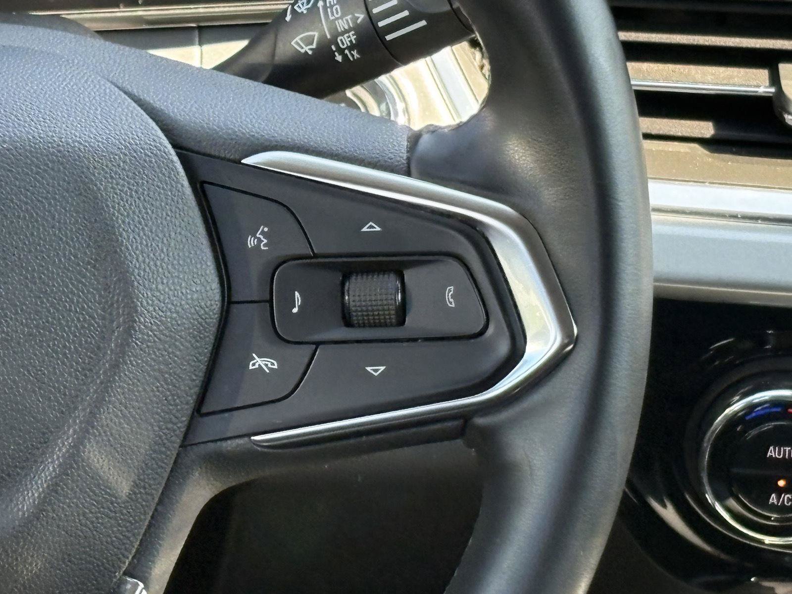 Used 2025 Chevrolet Trax LT w/ Driver Confidence Package FWD image 11