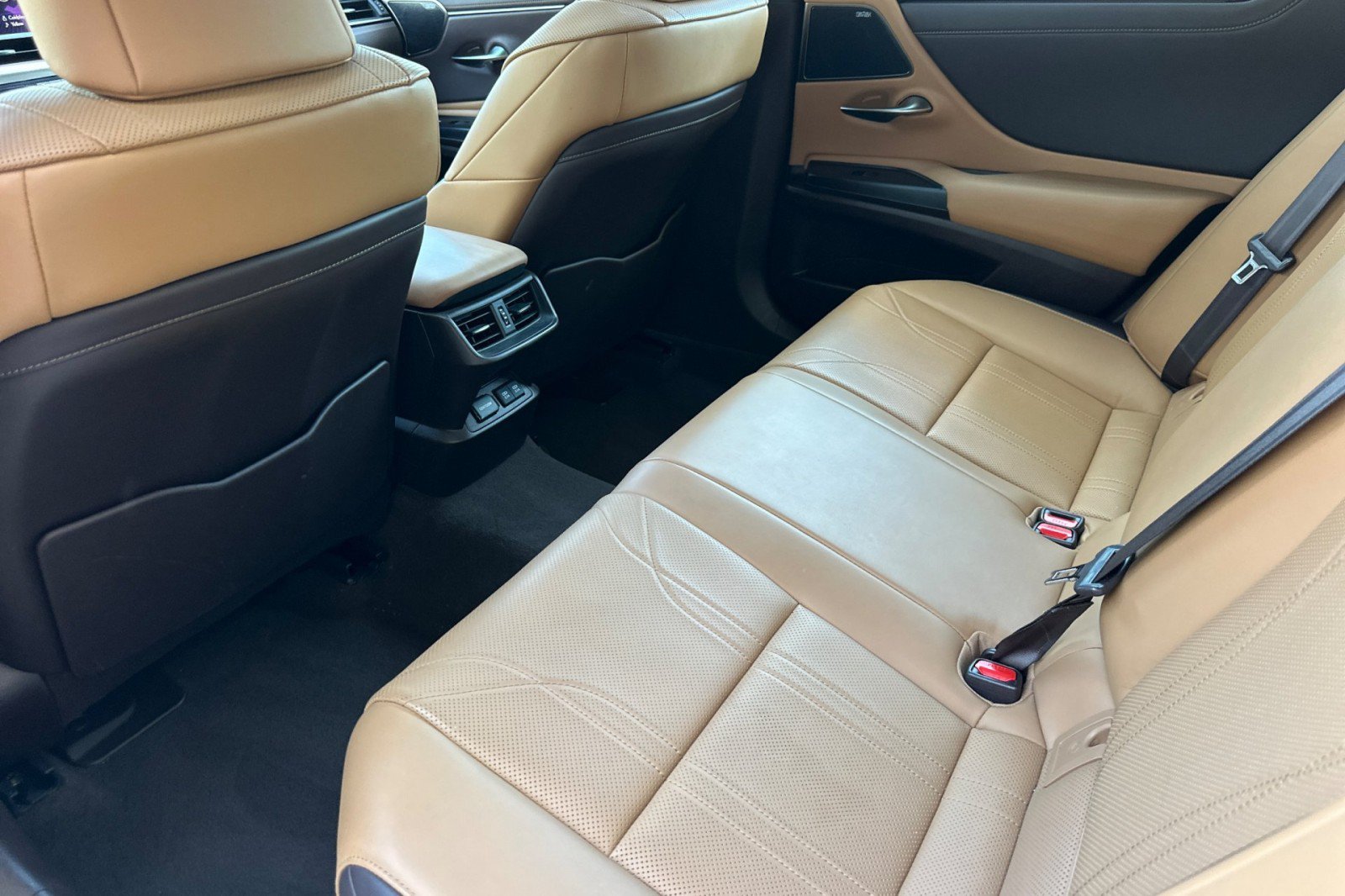 Used 2019 Lexus ES 300h Ultra Luxury w/ Accessory Package 2 FWD image 13