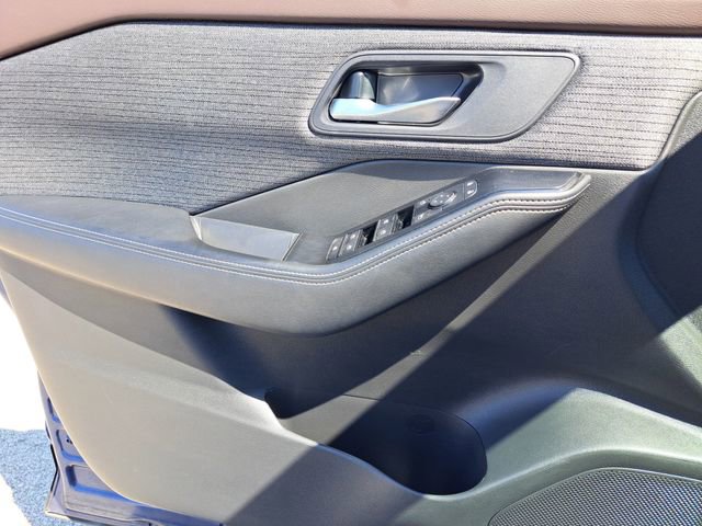 Used 2023 Nissan Rogue SV image 17