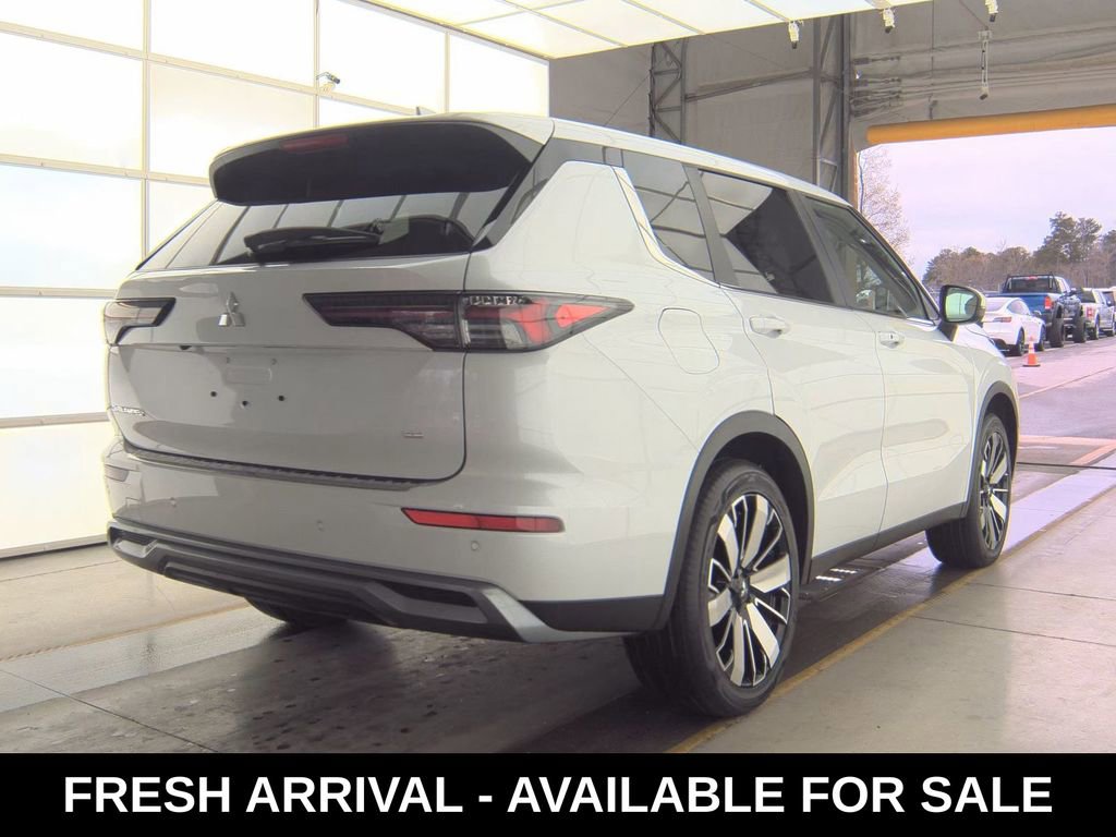 Used 2025 Mitsubishi Outlander SE image 4
