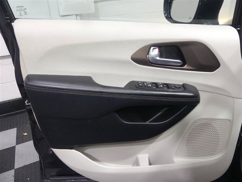 Used 2018 Chrysler Pacifica Touring-L Plus FWD image 18