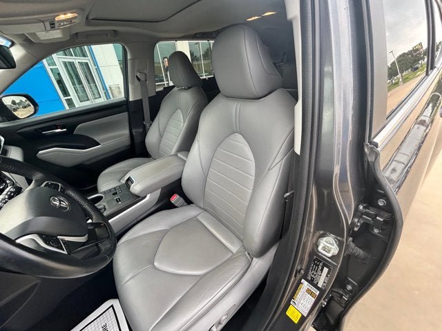 Used 2023 Toyota Highlander XLE FWD image 12