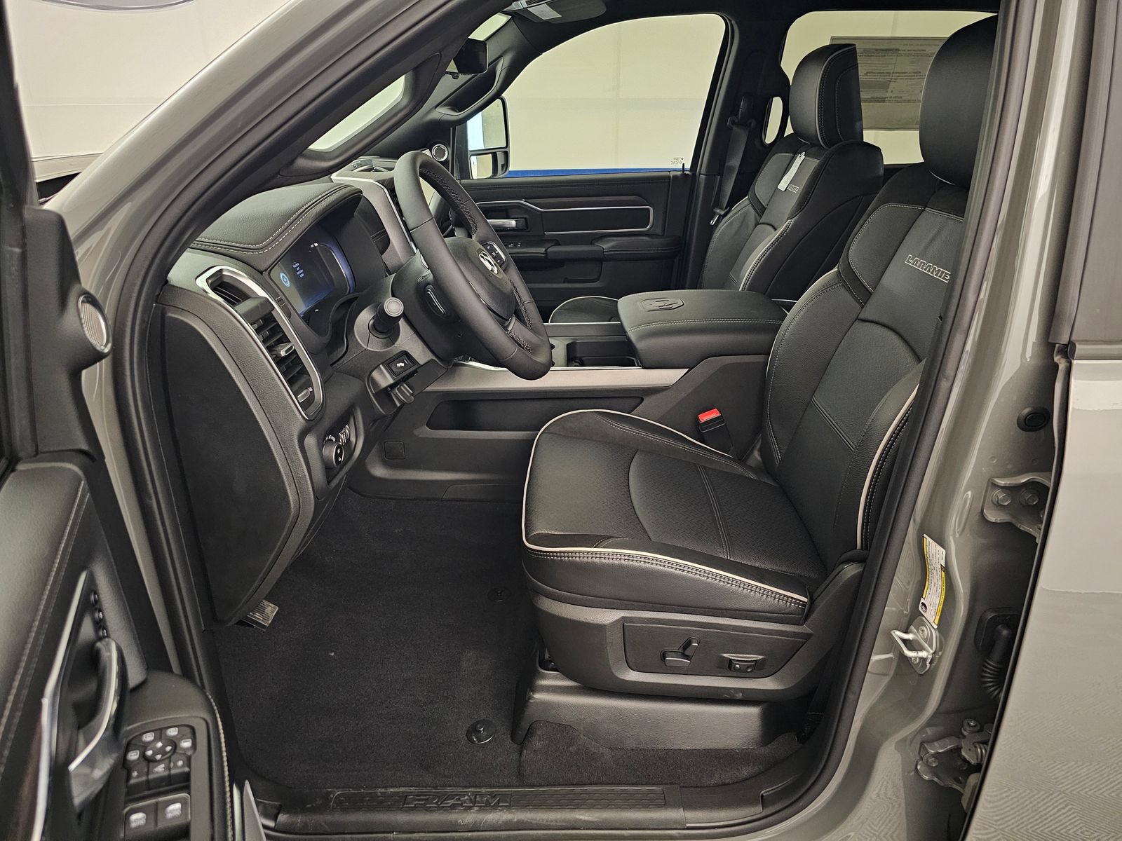 New 2026 RAM 3500 Laramie AWD/4WD image 4