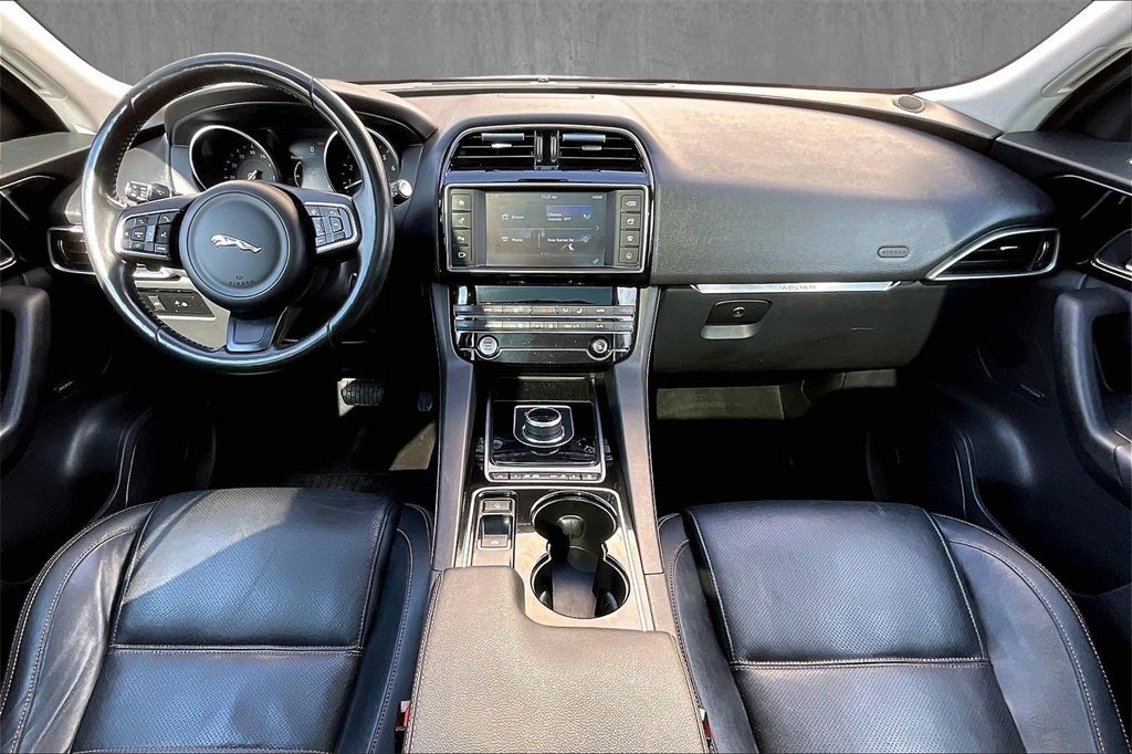 Used 2017 Jaguar F-PACE Prestige image 7