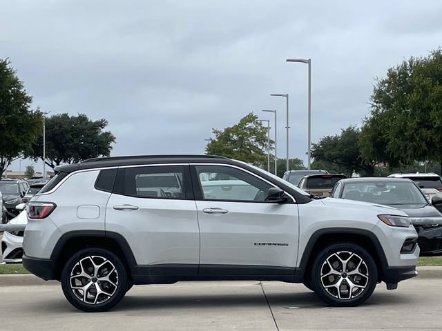 Used 2025 Jeep Compass Limited AWD/4WD image 3