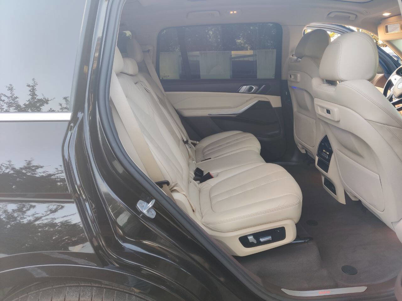 Used 2019 BMW X7 xDrive40i w/ Cold Weather Package image 29