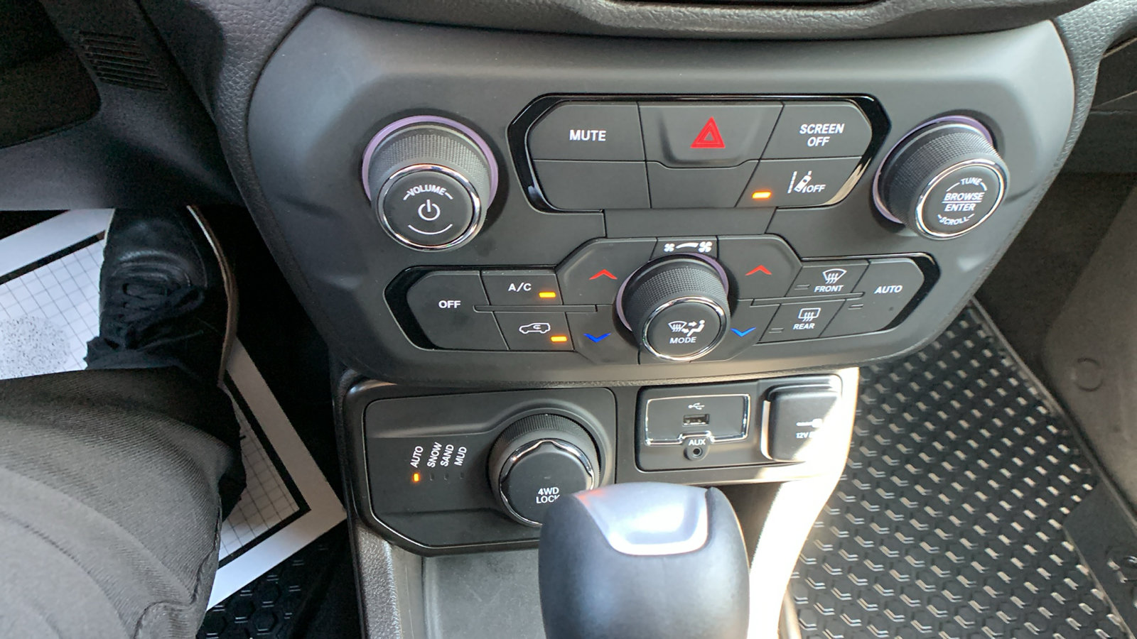 Used 2023 Jeep Renegade Latitude w/ Premium Group AWD/4WD image 16