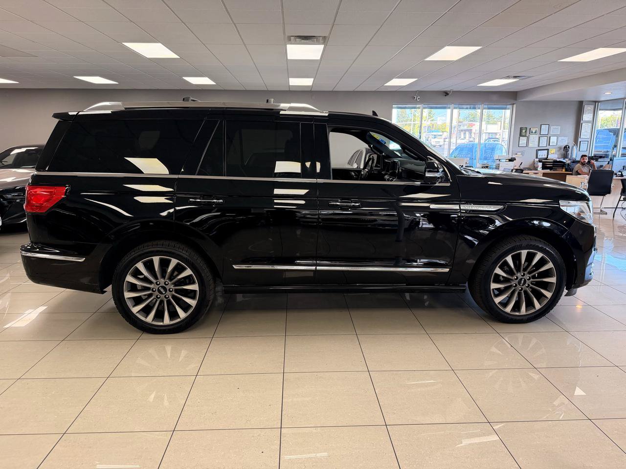 Used 2020 Lincoln Navigator Reserve AWD/4WD image 3