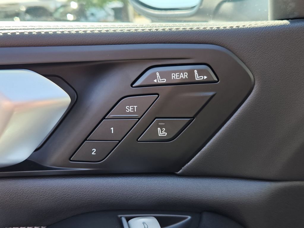 Used 2024 BMW X7 xDrive40i w/ Premium Package image 29