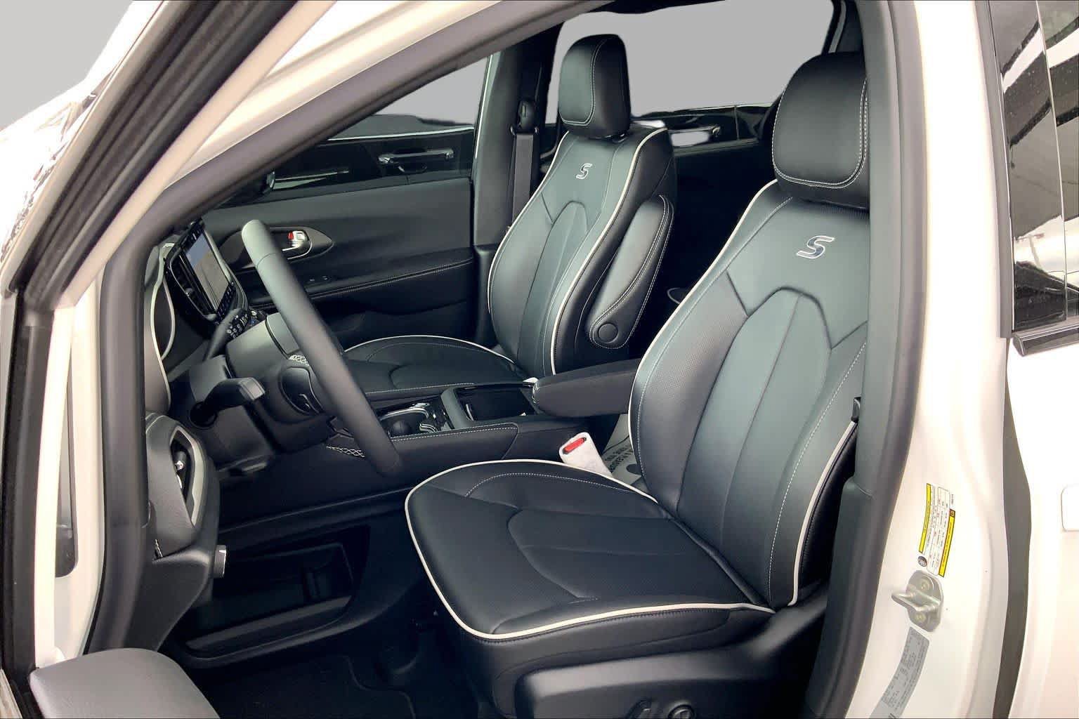 New 2027 Chrysler Pacifica Limited FWD image 7