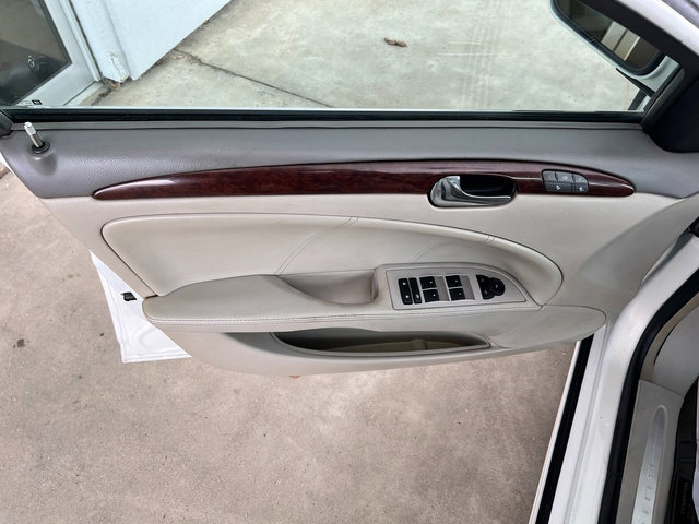Used 2011 Buick Lucerne CXL image 16