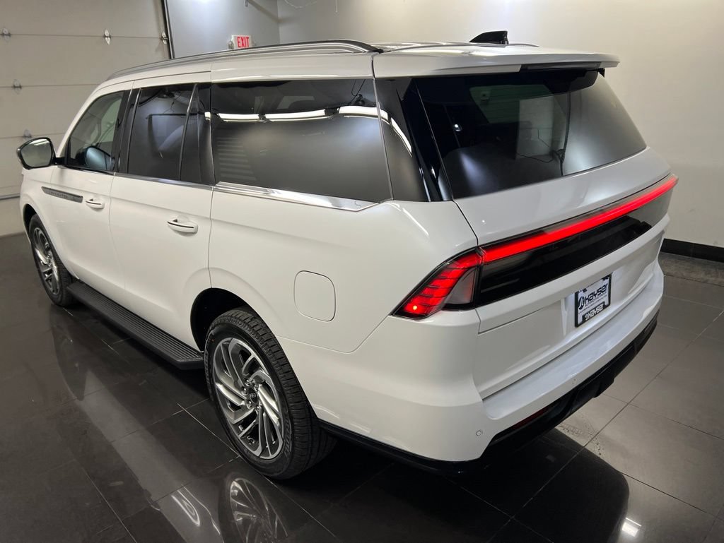 Used 2026 Lincoln Navigator Premiere AWD/4WD image 5