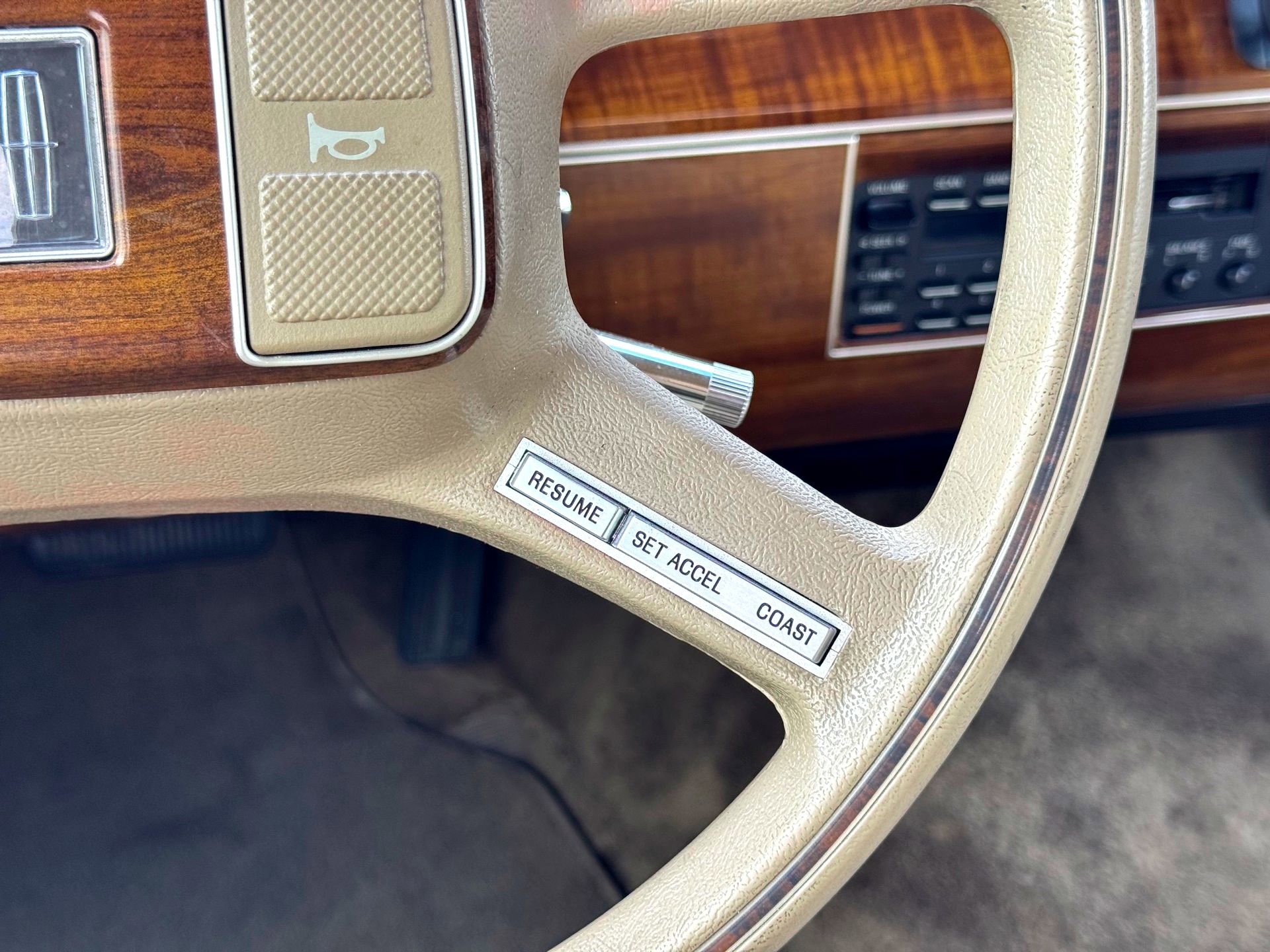 Used 1989 Lincoln Town Car Signature RWD image 35