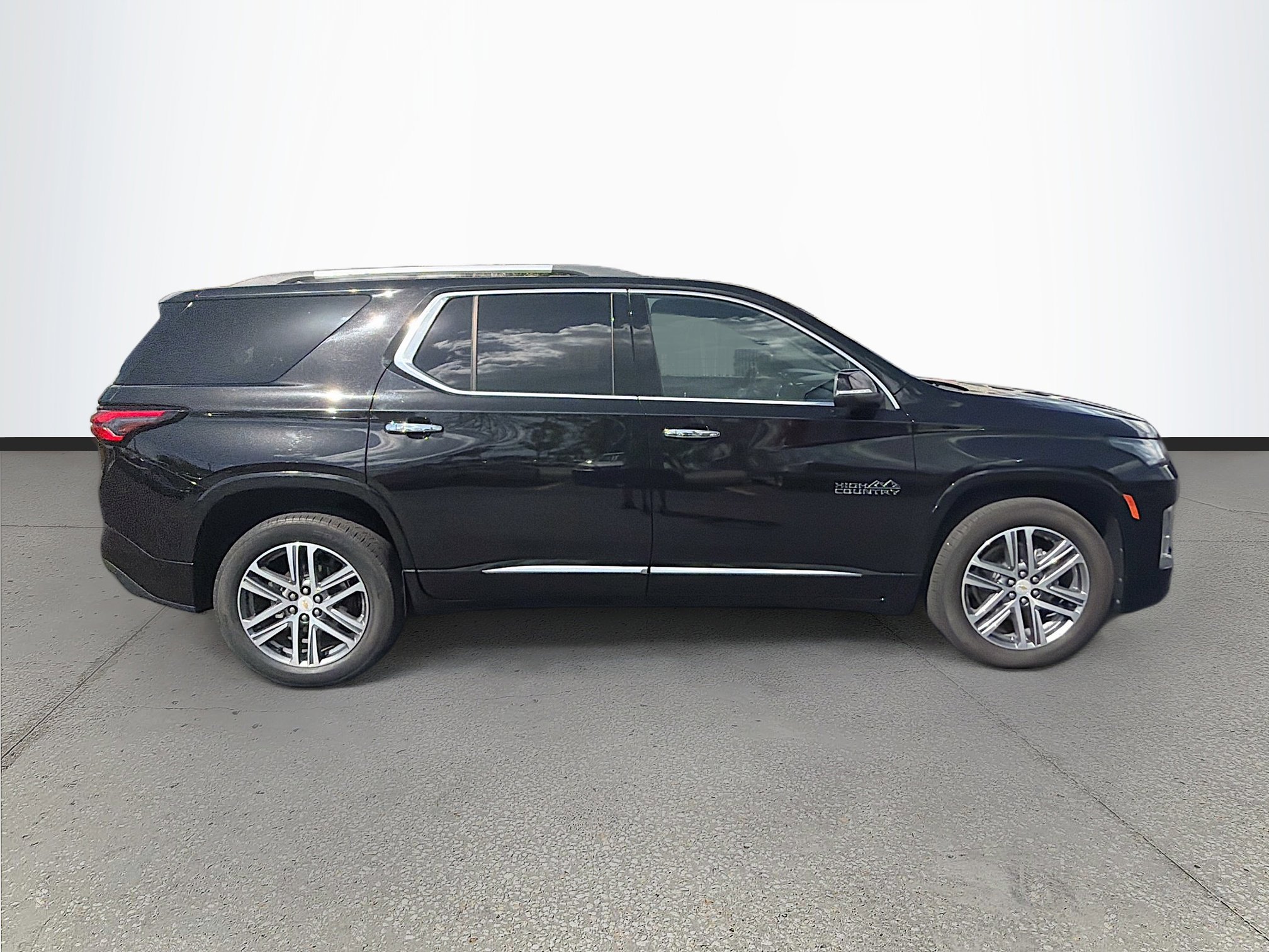 Used 2023 Chevrolet Traverse High Country image 2