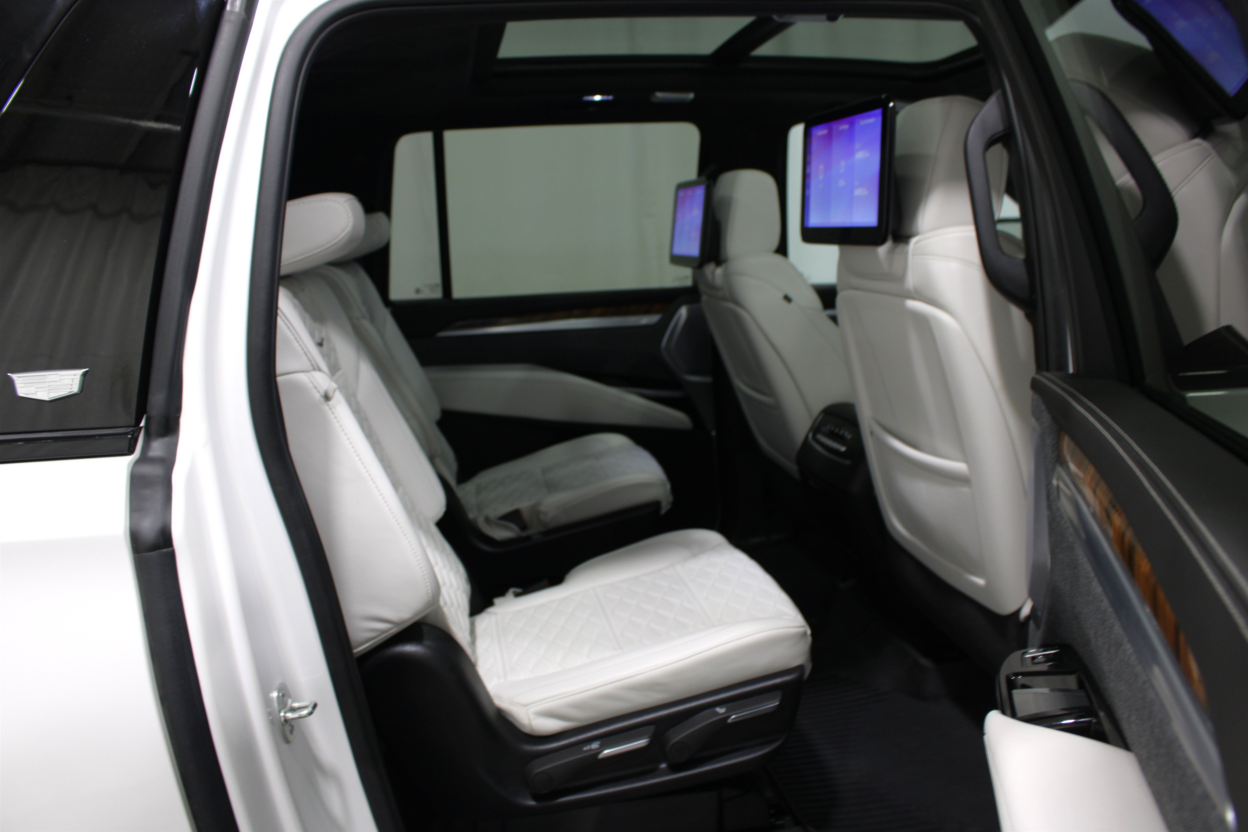 Certified 2025 Cadillac Escalade ESV Sport Platinum w/ LPO, ONYX Package AWD/4WD image 30