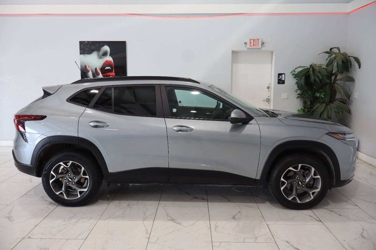 Used 2024 Chevrolet Trax LT FWD image 2