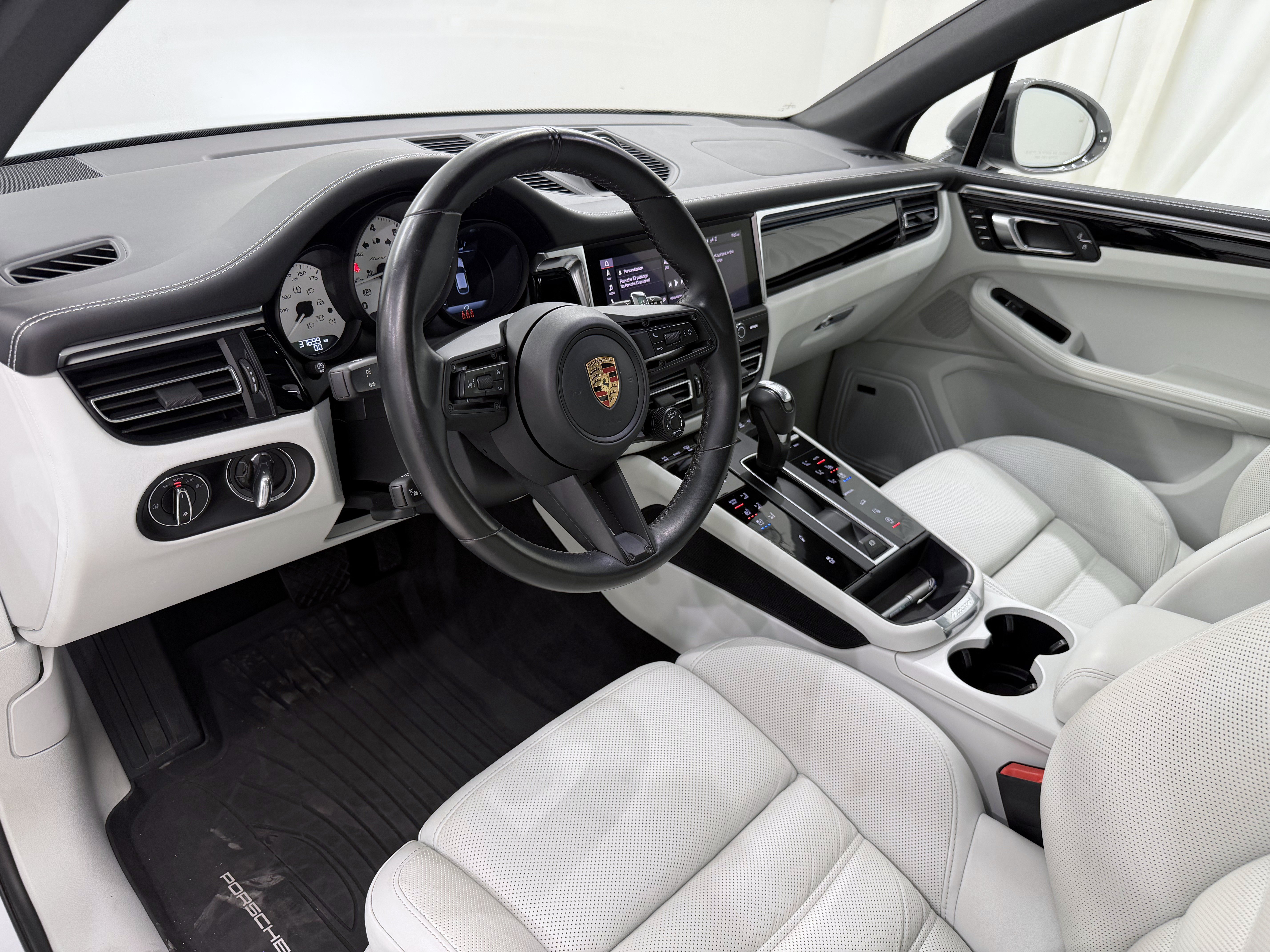 Certified 2023 Porsche Macan Turbo AWD/4WD image 4