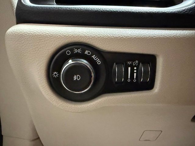 Used 2017 Chrysler Pacifica Limited FWD image 45