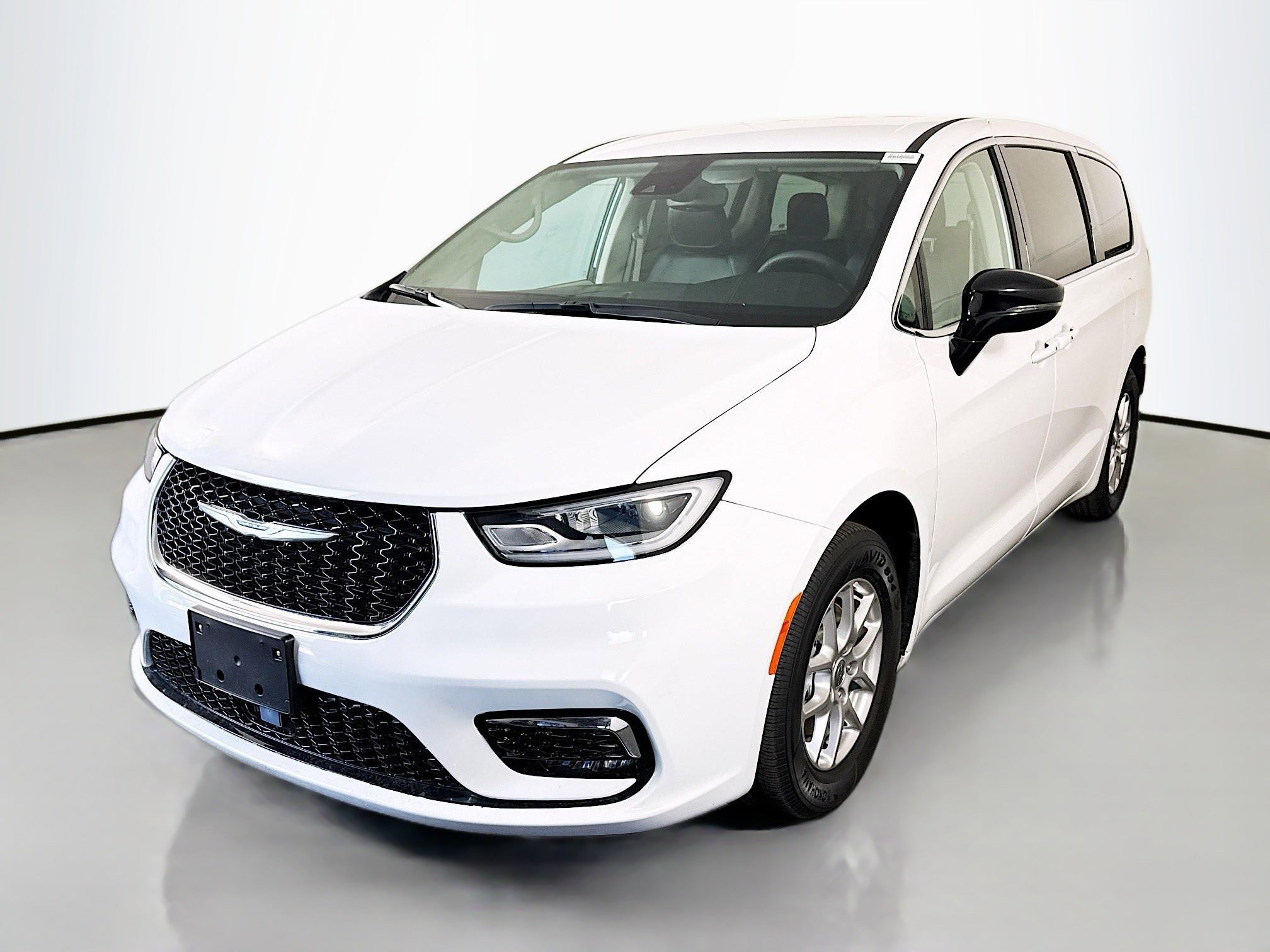 Used 2024 Chrysler Pacifica Touring-L FWD image 4