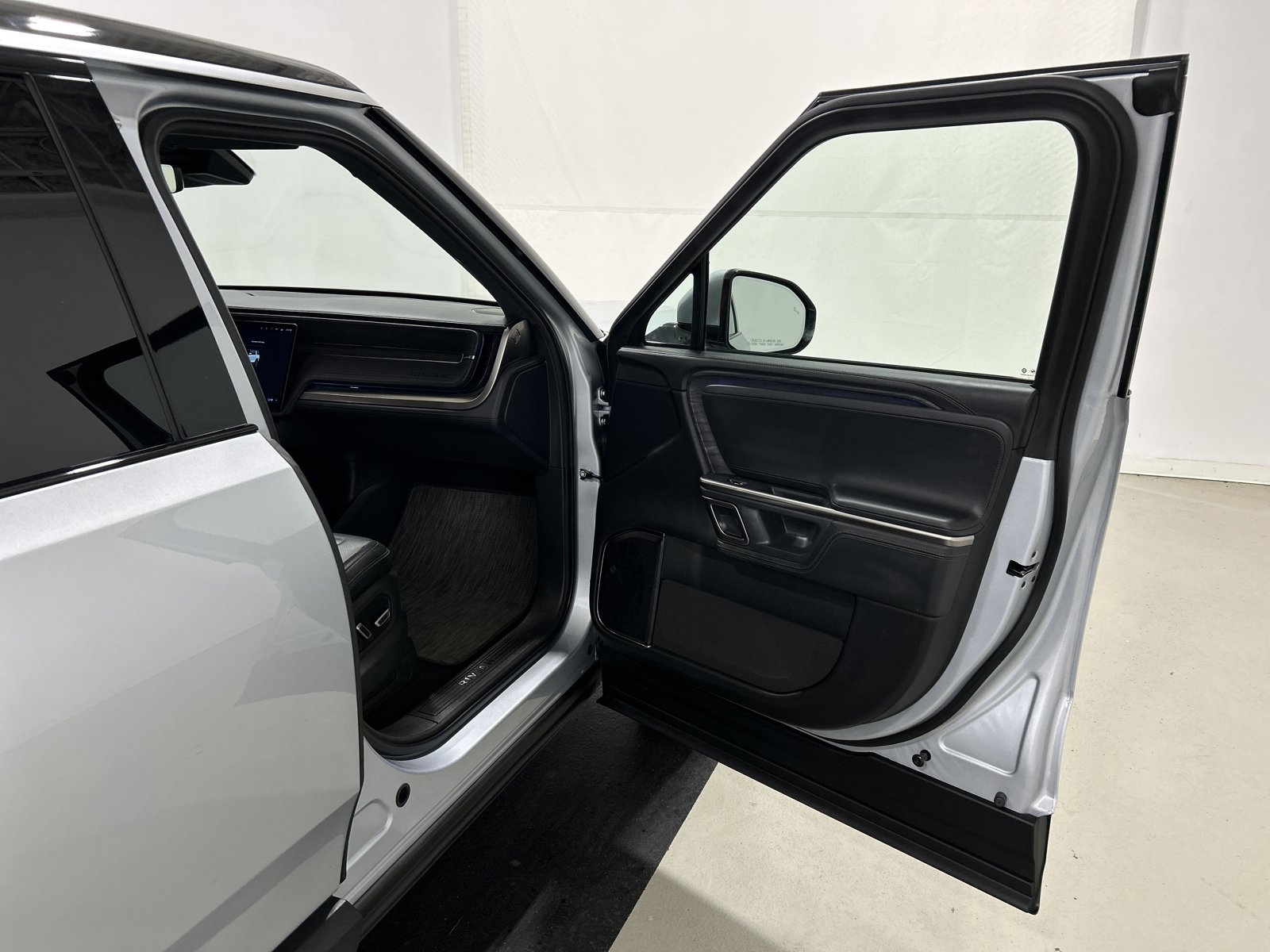Used 2024 Rivian R1S Adventure AWD/4WD image 18