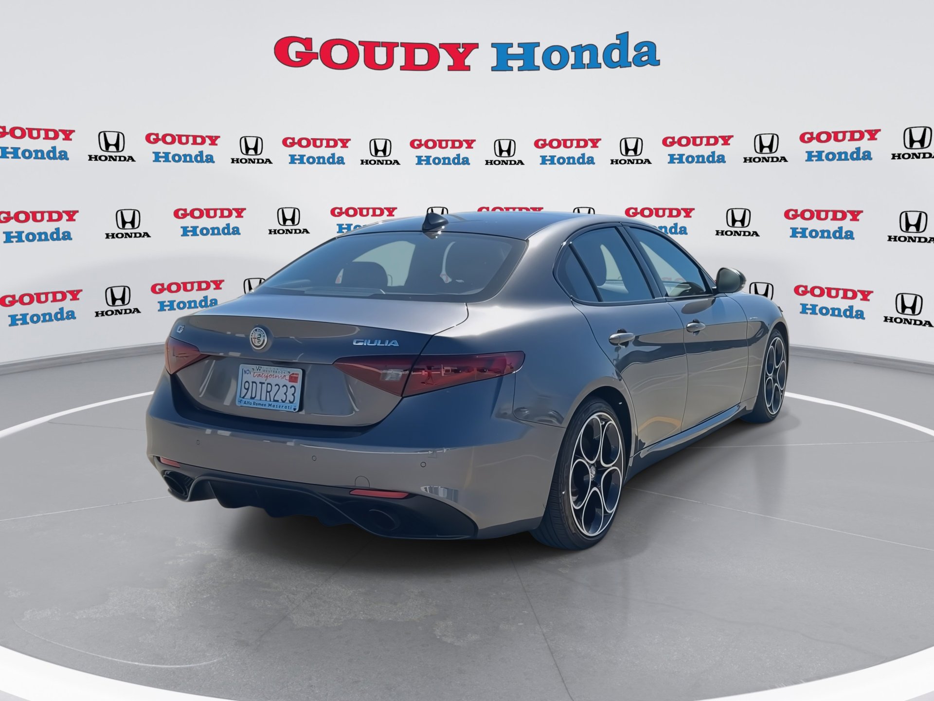 Used 2023 Alfa Romeo Giulia Veloce RWD image 8