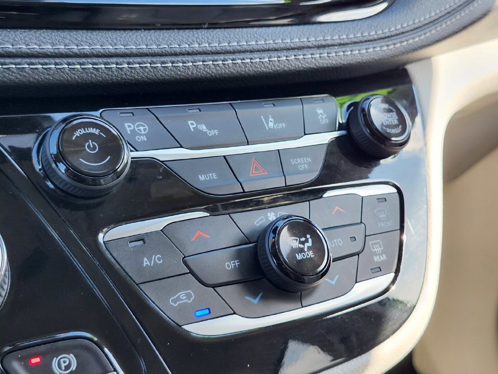 Used 2021 Chrysler Pacifica Touring-L w/ Uconnect Theater Family Group FWD image 24