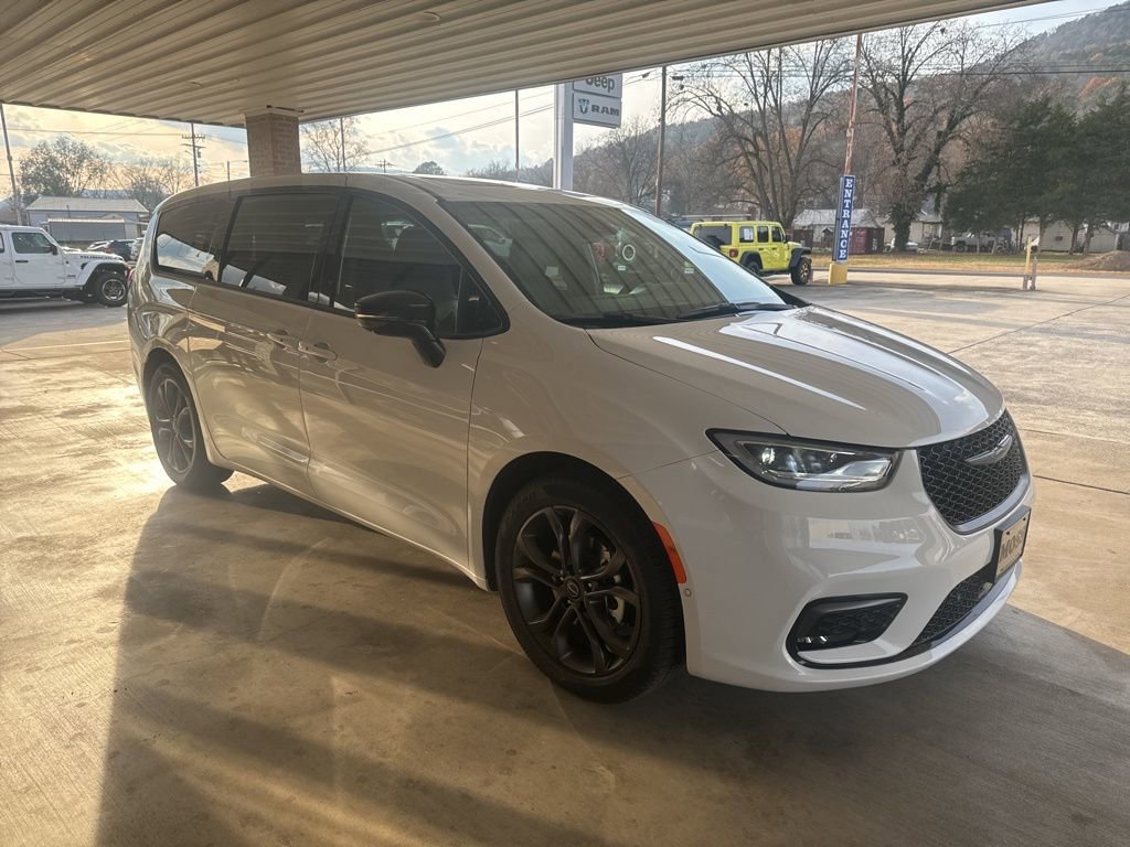 New 2026 Chrysler Pacifica Select image 3