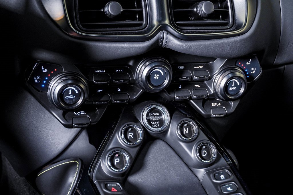 Used 2023 Aston Martin V8 Vantage Coupe image 30