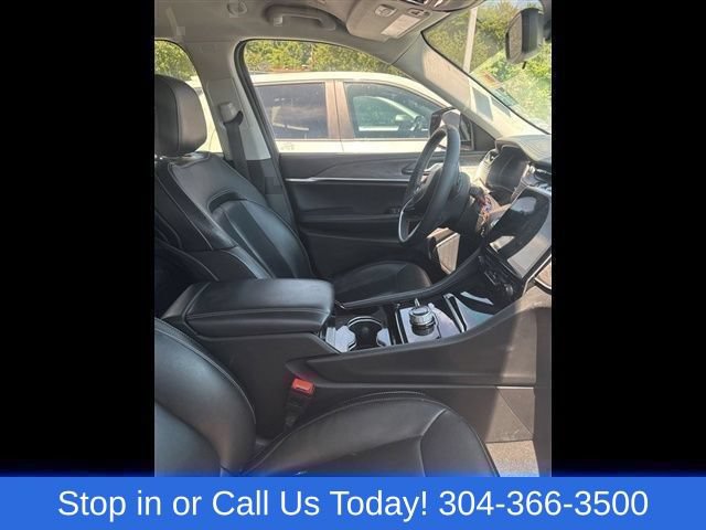 Used 2023 Jeep Grand Cherokee Limited w/ Black Appearance Package AWD/4WD image 10